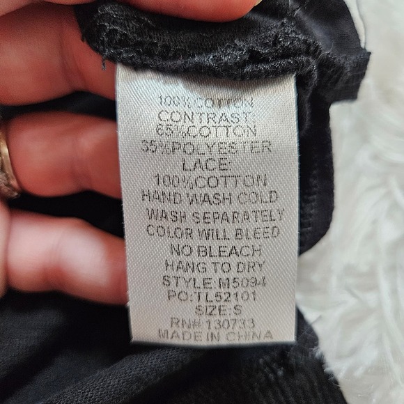 Umgee Women's Black Top with Eyelet Shoulder Detail. Size S - Picture 4 of 6